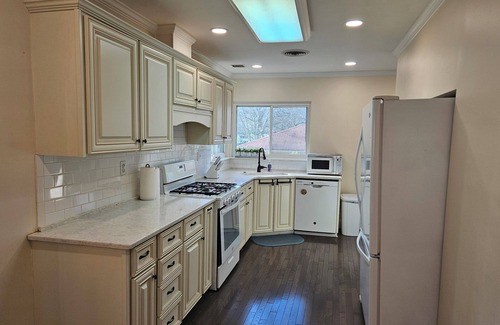 Red Bank House | Charming 2BR/2BA Home/Unit in Walkable Neighborhood, 10 Mins from Downtown Chatt