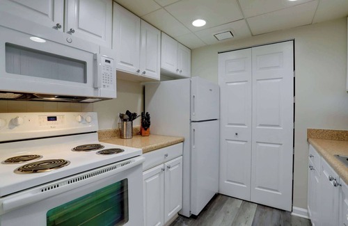 Crystal City Apartment | Charming 2BR Apt in Great Location