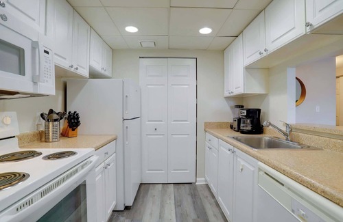 Crystal City Apartment | Charming 2BR Apt in Great Location
