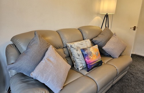 Chester House | Charming 2BR Bungalow Near Chester City Centre