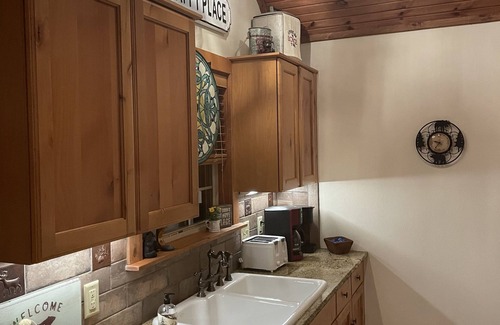 Reeds Spring Cabin | CHARMING 2BR. CABIN, NEAR SILVER DOLLAR CITY, BOOK NOW FOR SUMMER!