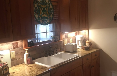 Reeds Spring Cabin | CHARMING 2BR. CABIN, NEAR SILVER DOLLAR CITY, BOOK NOW FOR SUMMER!