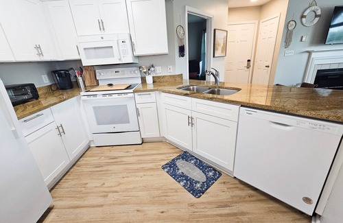 Gulf Shores Apartment | Charming 2BR Condo w/Private Balcony in Gulf Shores, Pool, Hot Tub, Near Ball Tournament Field