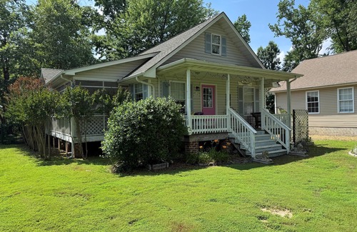 Colonial Beach House | Charming 2BR Cottage on The Point
