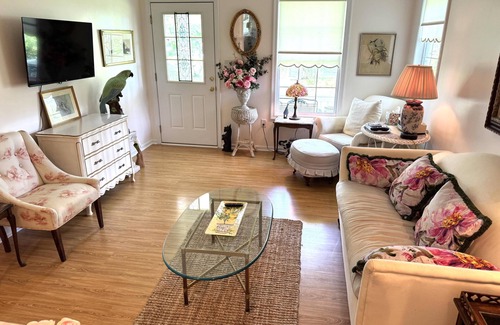 Colonial Beach House | Charming 2BR Cottage on The Point