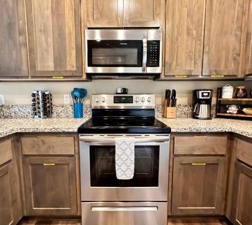 Medford House | Charming 2br Cottage Near Freeway-cul-de-sac