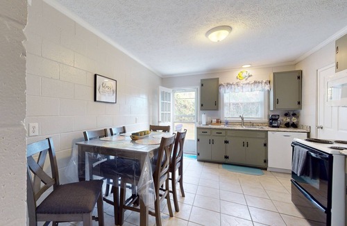 Wilmington House | Charming 2BR Duplex with high speed internet and close to local attractions