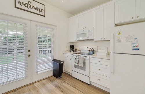 Lakeland House | Charming 2BR Historic Bungalow in Downtown ~ Walk to FSC ~ Dogs Welcome
