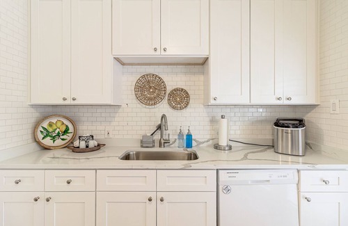 Lakeland House | Charming 2BR Historic Bungalow in Downtown ~ Walk to FSC ~ Dogs Welcome