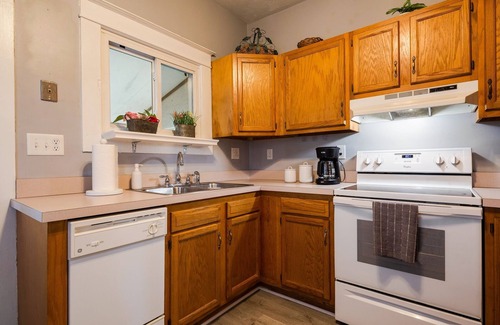 New Albany House | Charming 2br Hot Tub Getaway 2 Bedroom Home