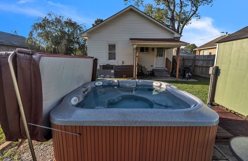 New Albany House | Charming 2br Hot Tub Getaway 2 Bedroom Home