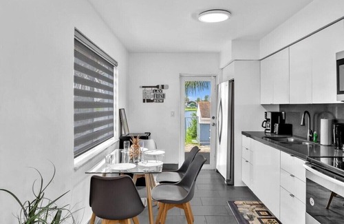 Davie House | Charming 2BR Lakefront Cottage in Davie near Beach
