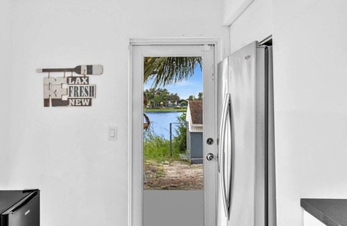 Davie House | Charming 2BR Lakefront Cottage in Davie near Beach