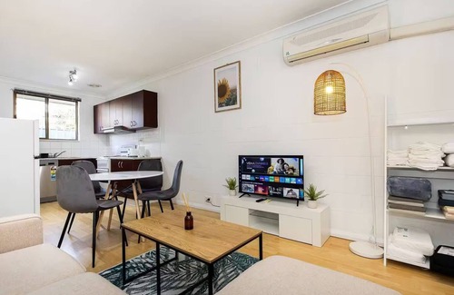 East Albury Apartment | *Charming 2BR Retreat in Heart of Southern Bliss