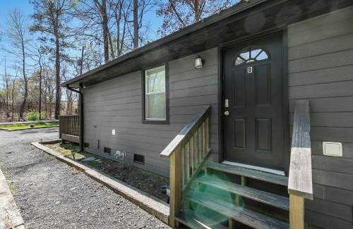 Clarkdale Apartment | Charming 2BR Retreat-Free Parking
