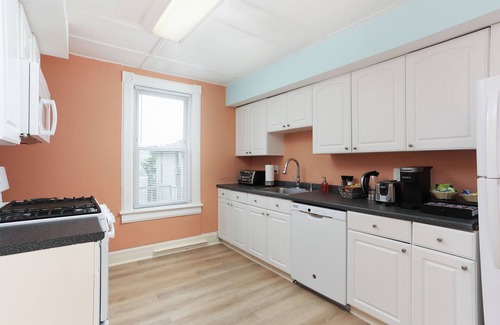 Rumson Condo | Charming 2BR Sea Bright Condo – Outdoor Shower, Walk to Beach & Restaurants!