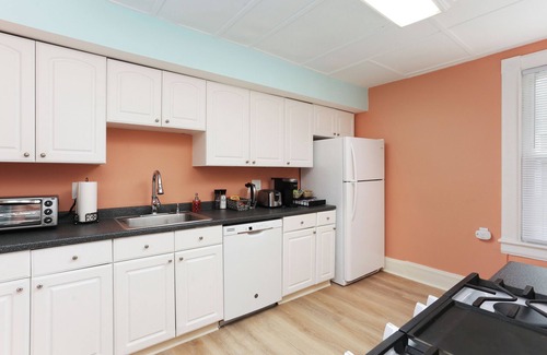 Rumson Condo | Charming 2BR Sea Bright Condo – Outdoor Shower, Walk to Beach & Restaurants!