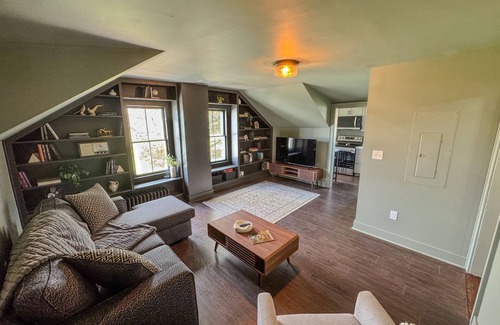 Romney Apartment | Charming 2BR Top-Floor Suite Renovated 1870 Home Porch, Fire Pit, Full Amenities