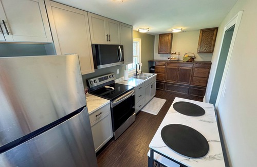 Romney Apartment | Charming 2BR Top-Floor Suite Renovated 1870 Home Porch, Fire Pit, Full Amenities