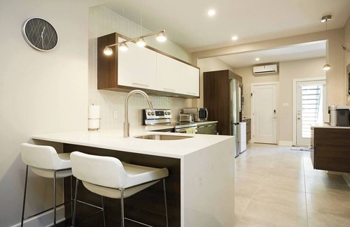 Mile End House | Charming 2BR townhouse w. Parking in Quiet Neighbourhood