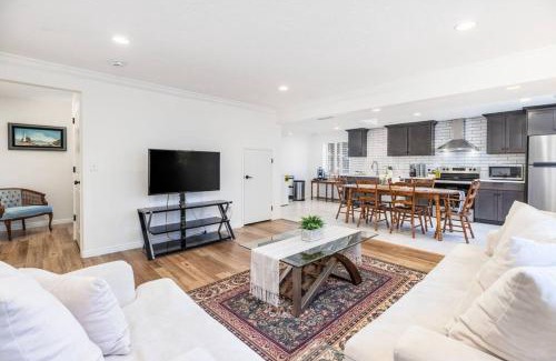 Sandy Apartment | Charming 2br With Hot Tub