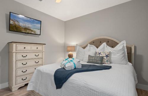 Laguna Beach Estates House | Charming 3/2 Beach House w/POOL & Golf Cart INCLUDED - 1 Min Walk to Beach