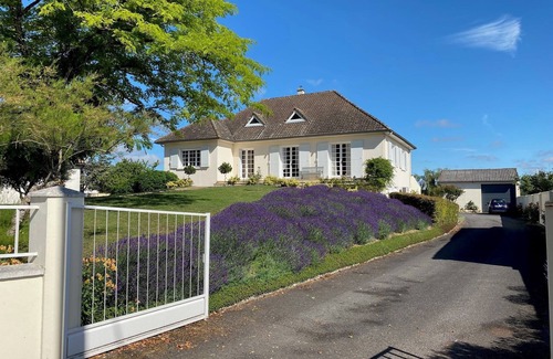 Couture-dArgenson House | Charming 3-bedroom house with WiFi in Couture-D’argenson