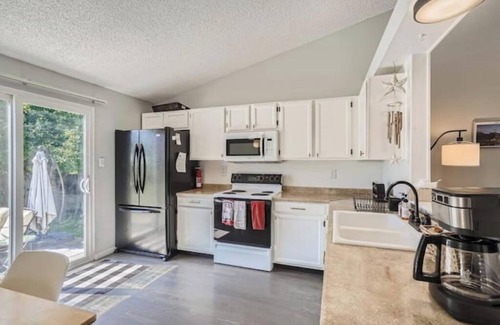 North Central Westminster House | Charming 3 BDR Home w/Hot Tub & Sauna