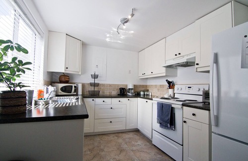 West Vancouver House | Charming 3 bdrm suite by Ambelside Park/Beach!