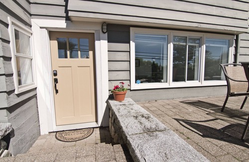 West Vancouver House | Charming 3 bdrm suite by Ambelside Park/Beach!