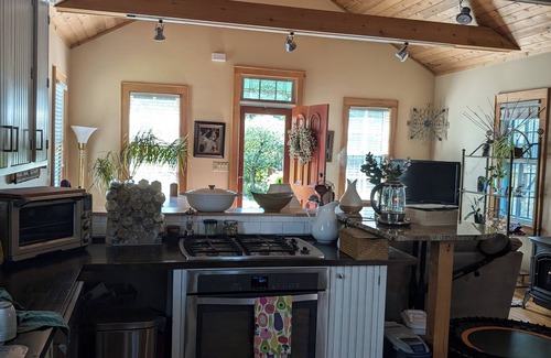 Brewers Hill Cottage | Charming 3-bdrm cottage walking distance to Fiserv, fitness room & WiFi