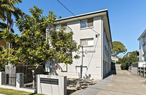 Nundah Apartment | Charming 3-bed Apartment near Local Shops
