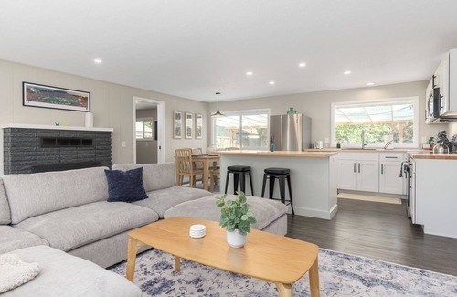 Southeast Eugene House | Charming 3-bed bungalow walk to University of Oregon, Autzen, & Hayward Field