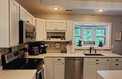 Eldon Cottage | Charming 3-BED Cottage- WiFi & Fishing Pond in Eldon, MO -15 MIN to Bagnell Dam!