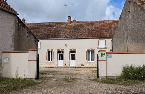 Mareau-aux-Pres Cottage | Charming 3-Bed Cottage with Terrace and Garden near Mareau Village