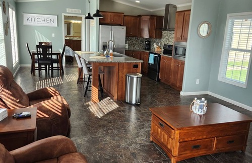 Lake Jackson House | Charming 3 bed-home near Surfside -plenty of onsite amenities