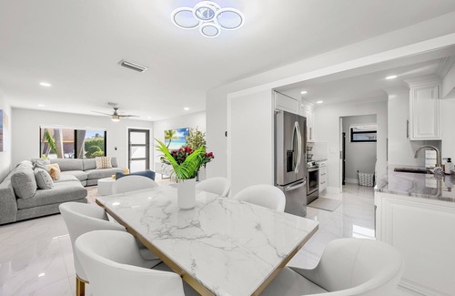 Tropic Palms House | Charming 3-bed House in Delray Beach, Fence yard/grill/loungers/safe & quite
