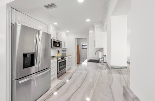 Tropic Palms House | Charming 3-bed House in Delray Beach, Fence yard/grill/loungers/safe & quite