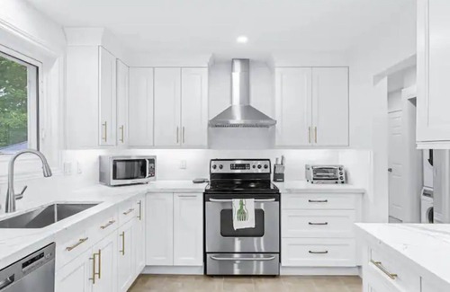 Barrie House | Charming 3-Bed House with HotTub