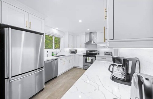 Barrie House | Charming 3-Bed House with HotTub