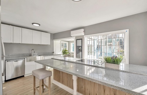 Oakland House | Charming 3-Bed Oakland Home: Modern Comforts & Style