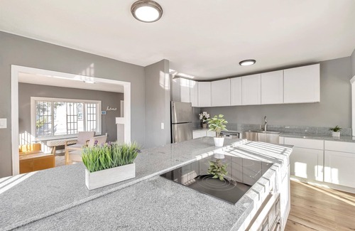 Oakland House | Charming 3-Bed Oakland Home: Modern Comforts & Style