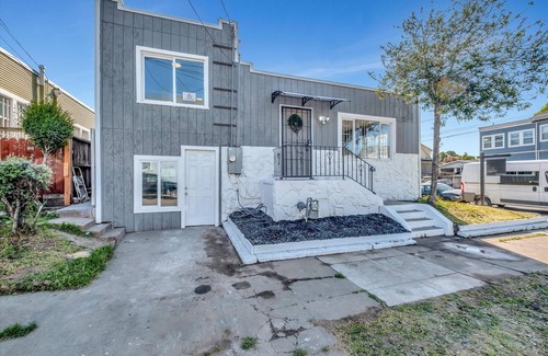 Oakland House | Charming 3-Bed Oakland Home: Modern Comforts & Style