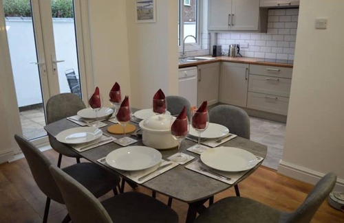 Liverpool House | Charming 3-Bed Period Terrace with Free Wi-Fi & Great Transport Links