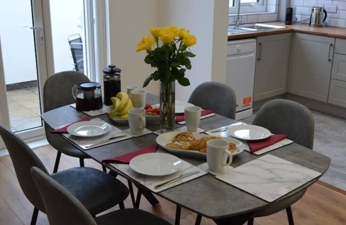 Liverpool House | Charming 3-Bed Period Terrace with Free Wi-Fi & Great Transport Links