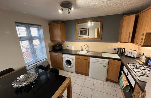 Solihull House | Charming 3-Bed Retreat.Solihull:HS2,NEC,Airport,Wi-Fi, Parking. Pet-Friendly