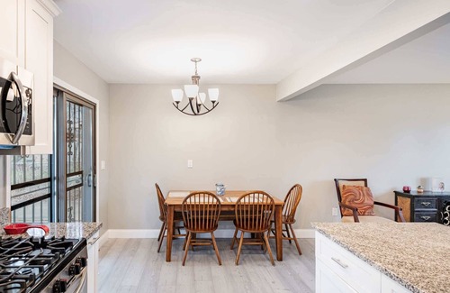 Romulus House | Charming 3-Bed Stay, Airport 10 Min, Pets OK