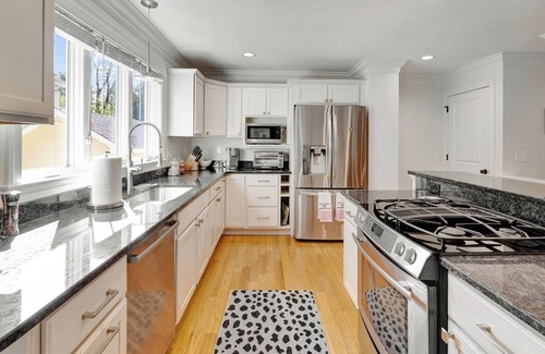 Andover House | Charming 3-bed townhome Perfect for Families and School Visits Near Downtown