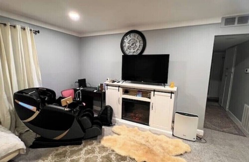 Dearborn Heights House | Charming 3-bedroom house with WiFi, AC in welcoming Dearborn Heights