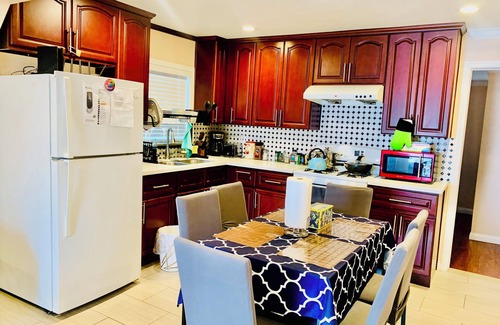 Bassett House | Charming 3-bedroom house with AC in Avocado Heights